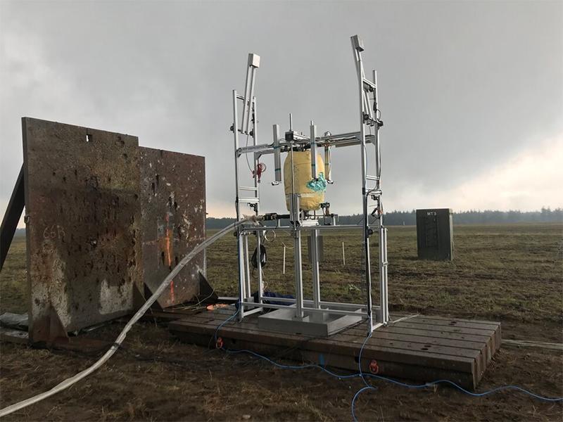 Testing the strength of a subscale oxidiser tank made from carbon-fibre reinforced plastic