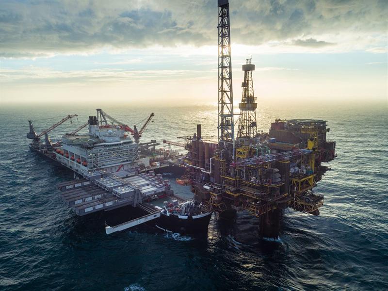 Pioneering Spirit moving in around the Bravo platform