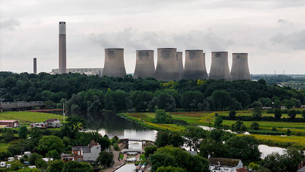 Ratcliffe_cooling_towers_river_credit_Uniper.jpg 1