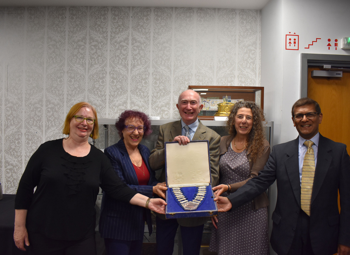 Handing over of the SEPRG Chain in 297, Euston Road, London.